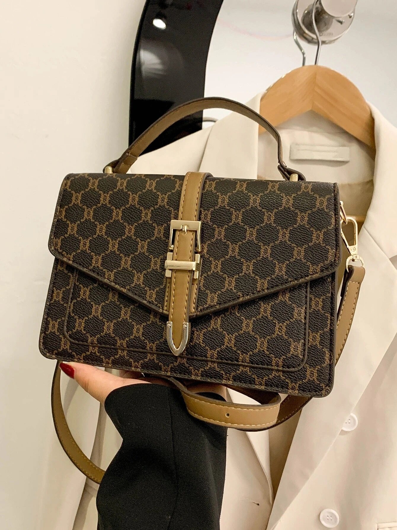 حقيبة مربعة بحزام جلد بني شنط وحقائب شنط