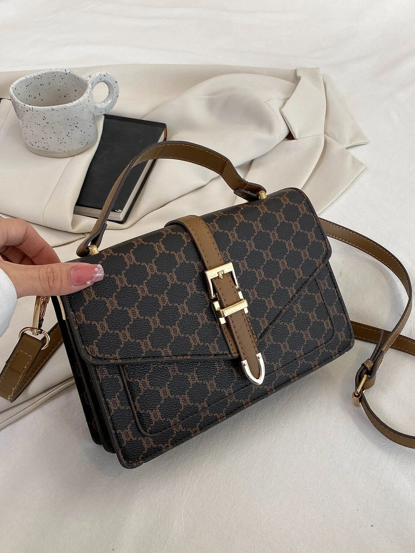 حقيبة مربعة بحزام جلد بني شنط وحقائب شنط