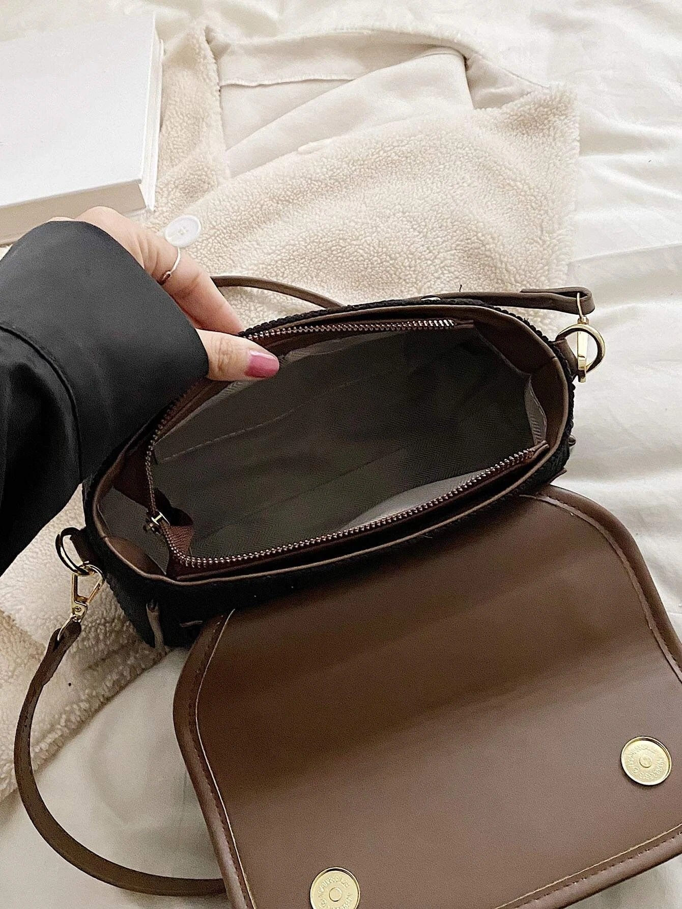 حقيبة مربعة بحزام جلد شنط وحقائب شنط