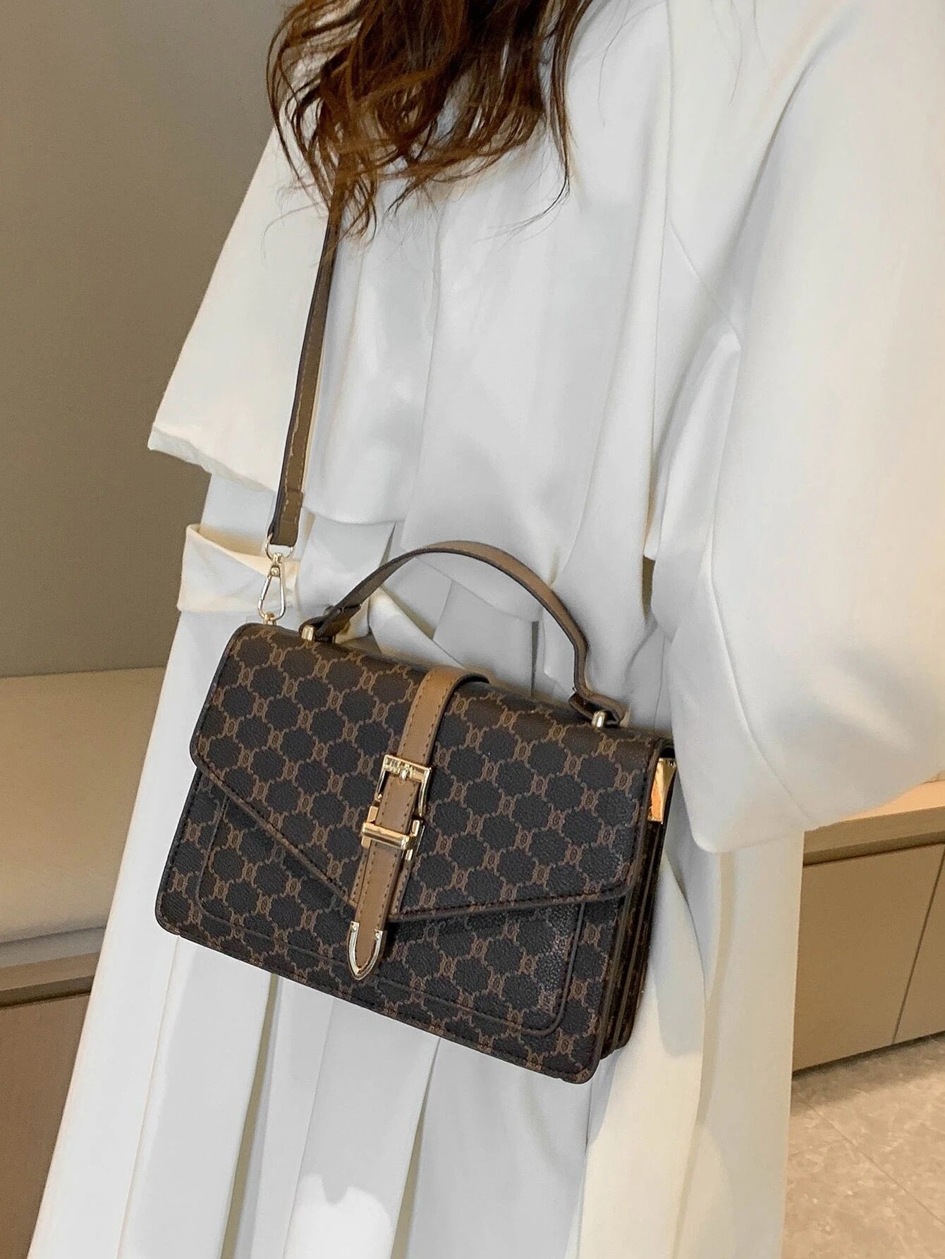 حقيبة مربعة بحزام جلد بني شنط وحقائب شنط بني