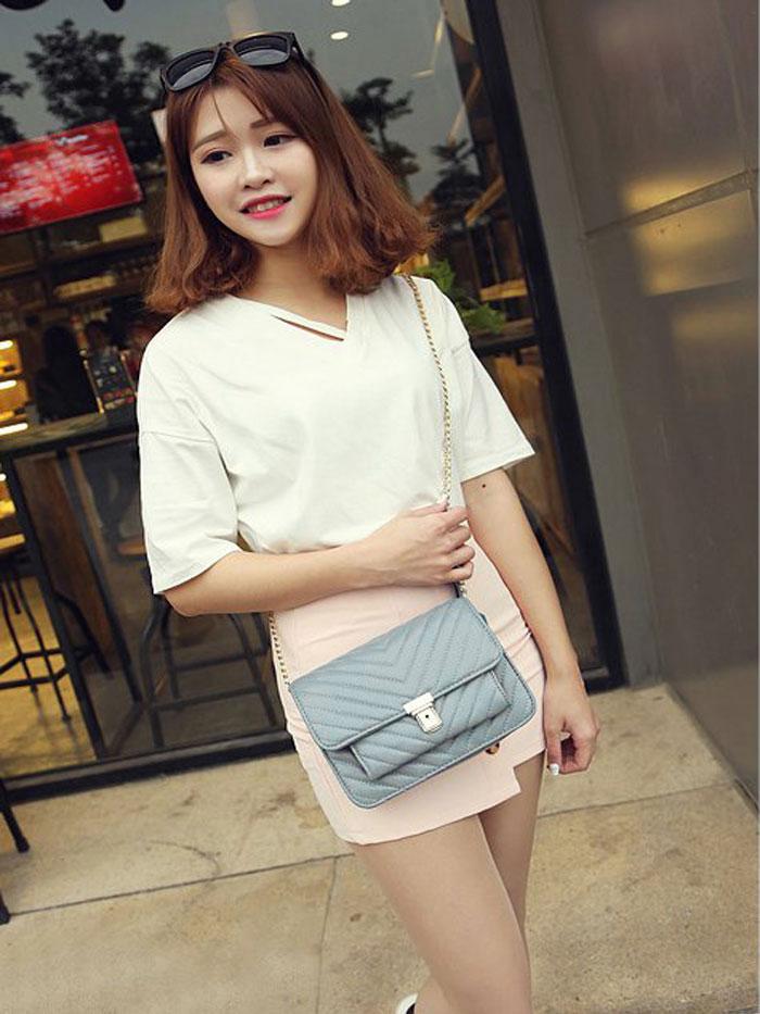 شنطة متوسطة الحجم بسلسلة شنط وحقائب متوفر 3 لون رمادي