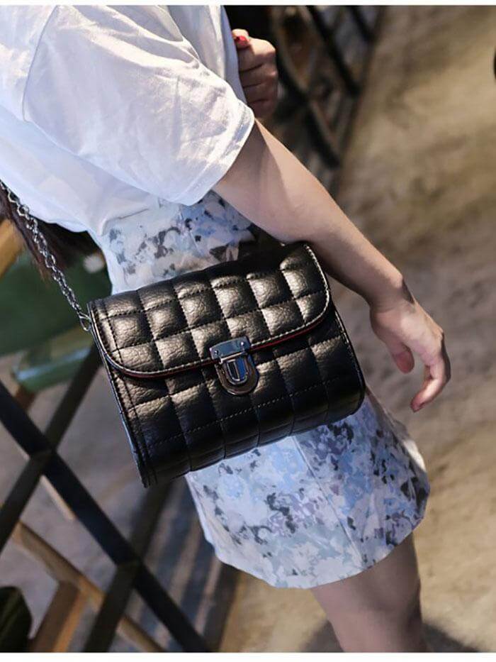 حقيبة كتف سوداء بسلسلة شنط وحقائب متوفر 1 لون