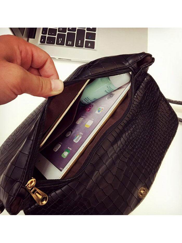 حقيبه انيقه بشعار بومه شنط وحقائب متوفر 2 لون