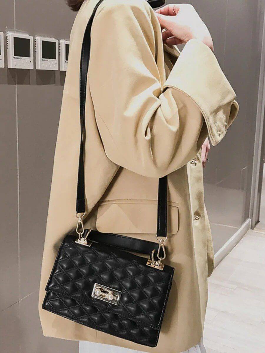 حقيبة كتف مبطنة مزينه باللؤلؤ شنط وحقائب شنط