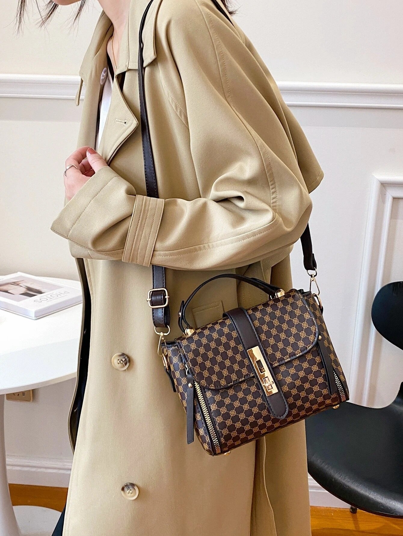 حقيبة ساتشيل جرافيك قـفل ذهبي شنط وحقائب شنط بني