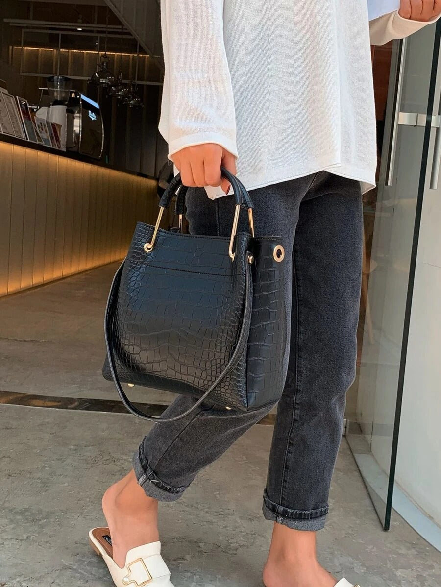 شنطة كبيرة مربعه بقطع معدنيه شنط وحقائب شنط اسود