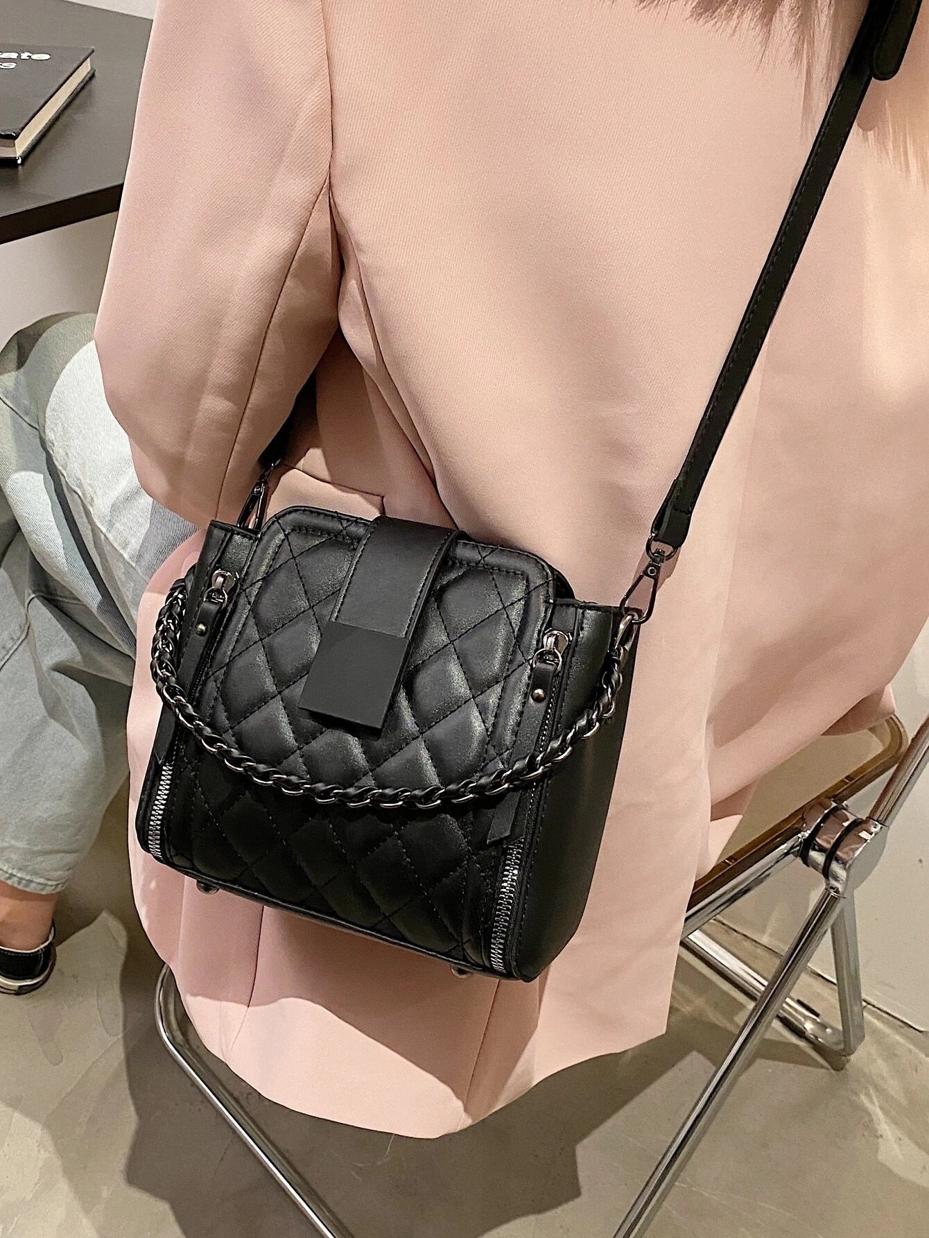 شنطة ساتشل نقشة مربعات صغيرة شنط وحقائب شنط اسود