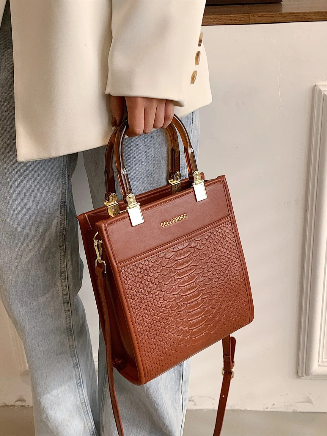 حقيبة مربعة كبيرة كوفي شنط وحقائب شنط بني