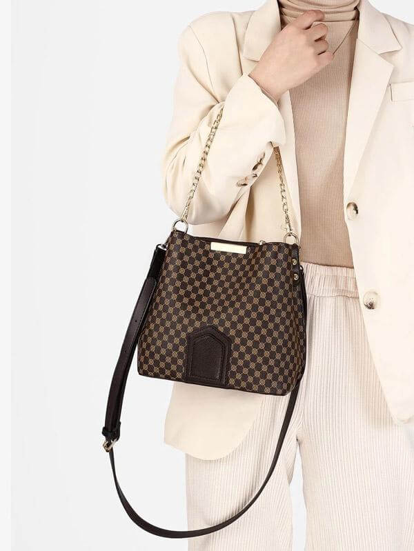 حقيبة بنية بشعار شنط وحقائب شنط بني