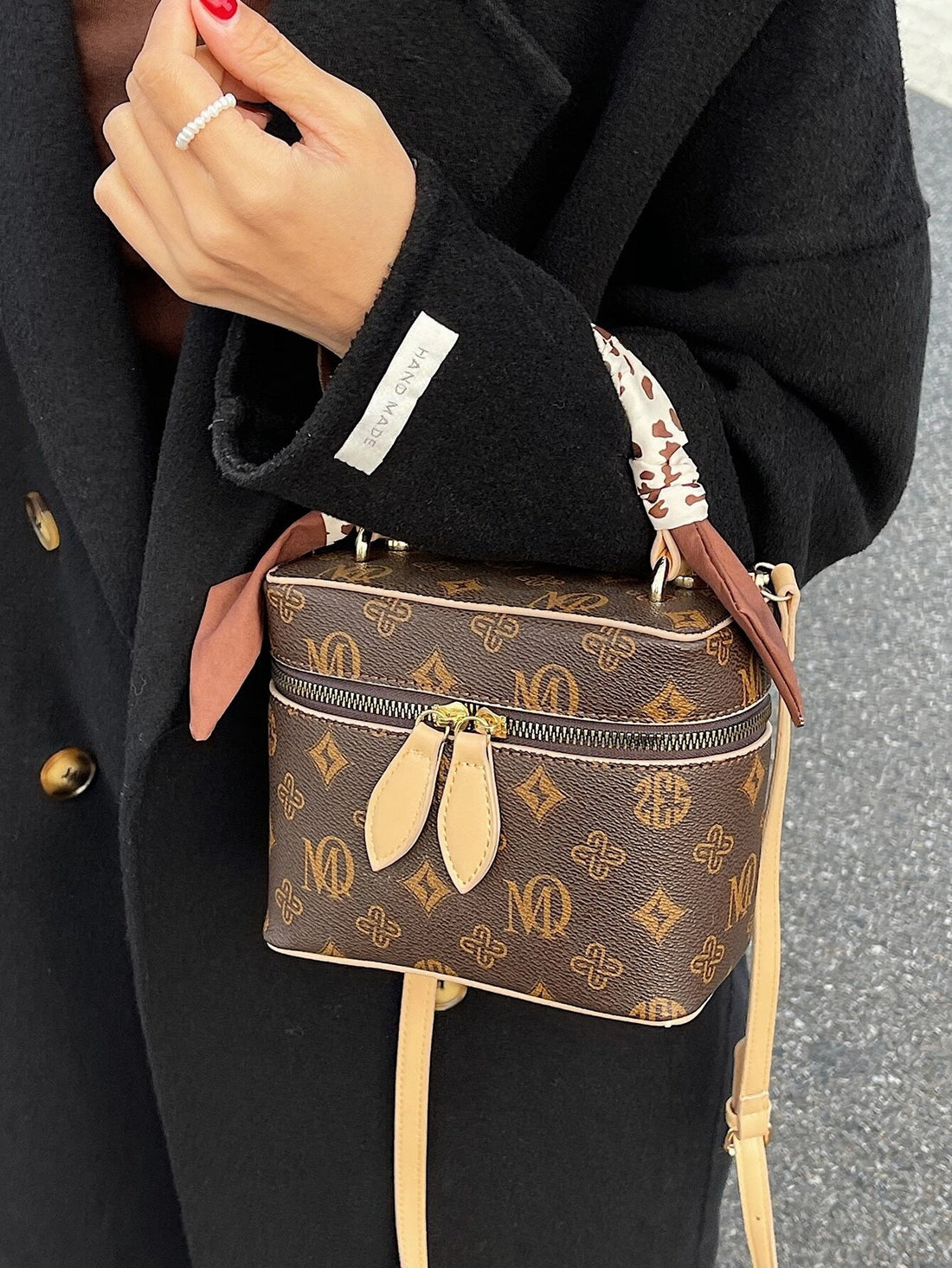 حقيبة بنية صغيره بشعارات شنط وحقائب شنط بني