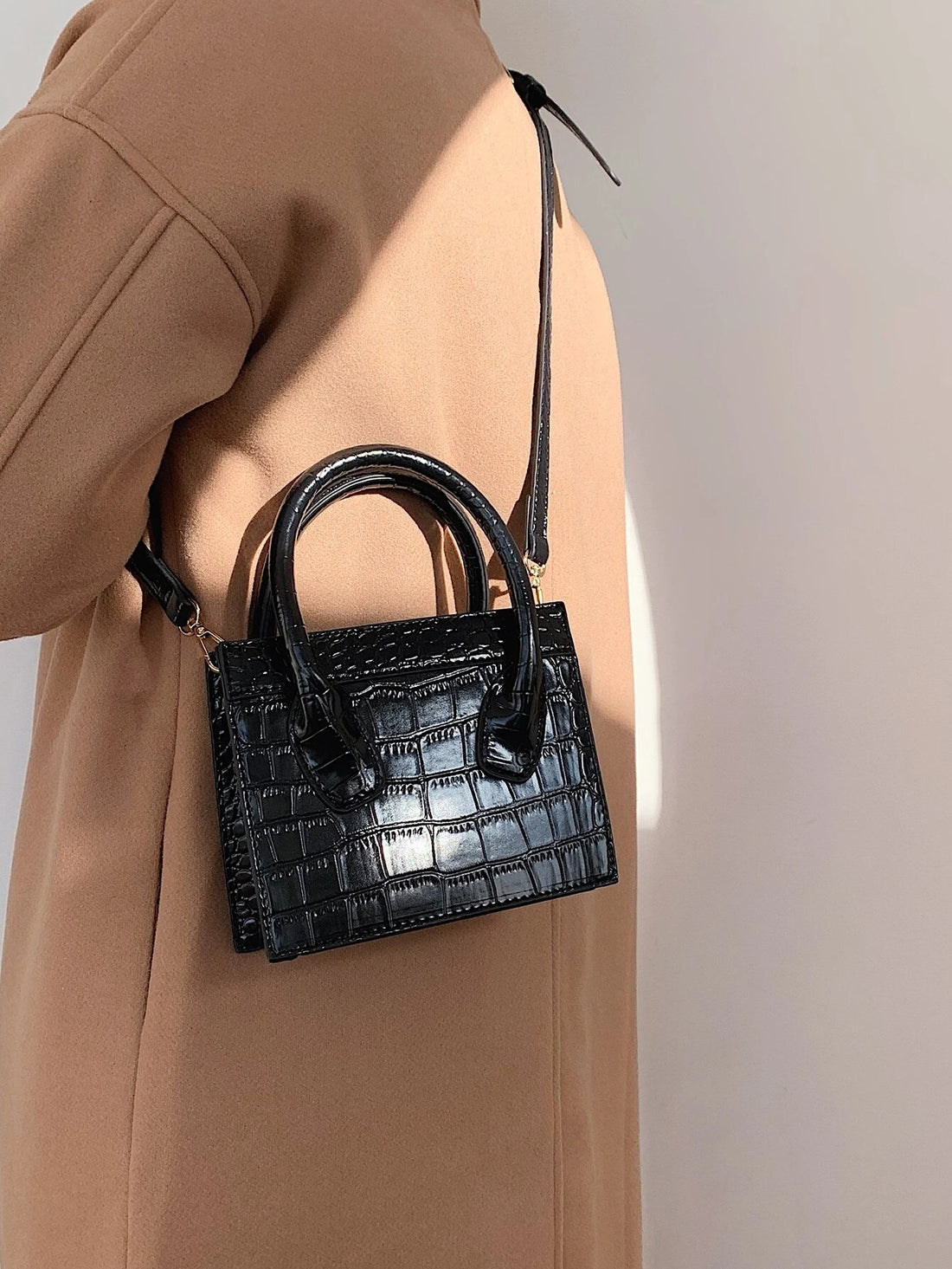 حقيبة ساتشل بنقشة اسود شنط وحقائب شنط اسود