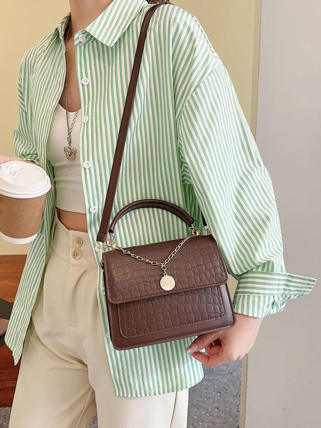 حقيبة مربعة نقش بلون بني شنط وحقائب شنط بني