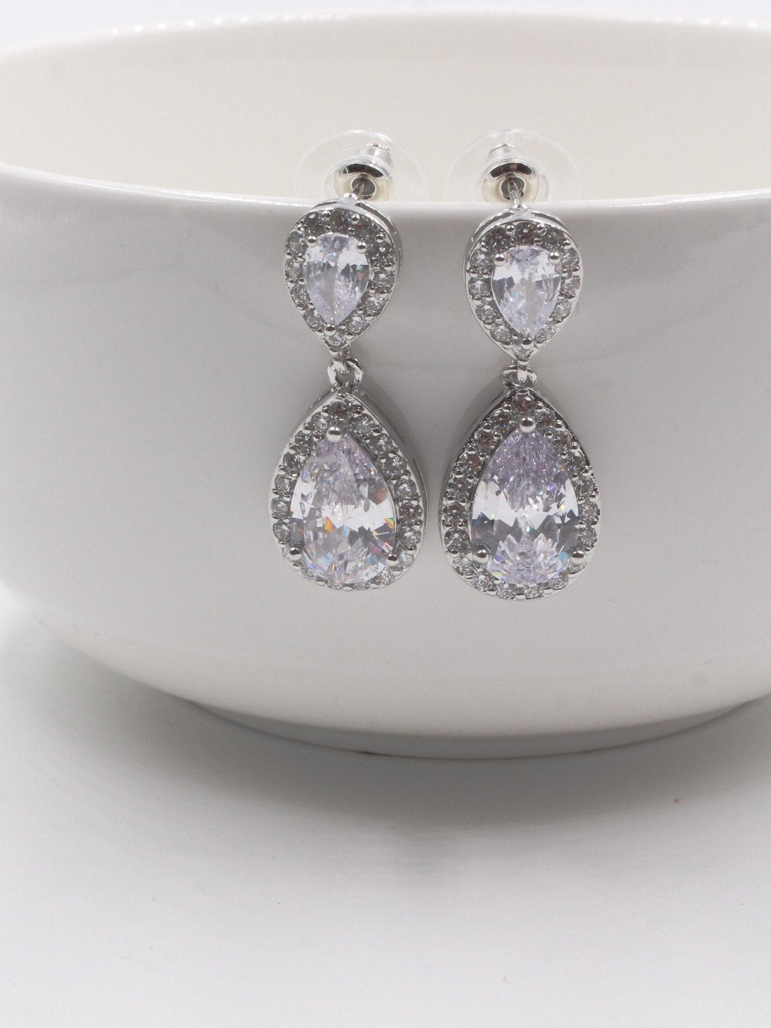 حلق زركون دمعة حلق متوفر 2 لون فضي