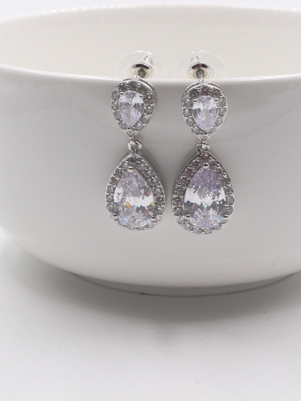 حلق زركون دمعة حلق متوفر 2 لون فضي