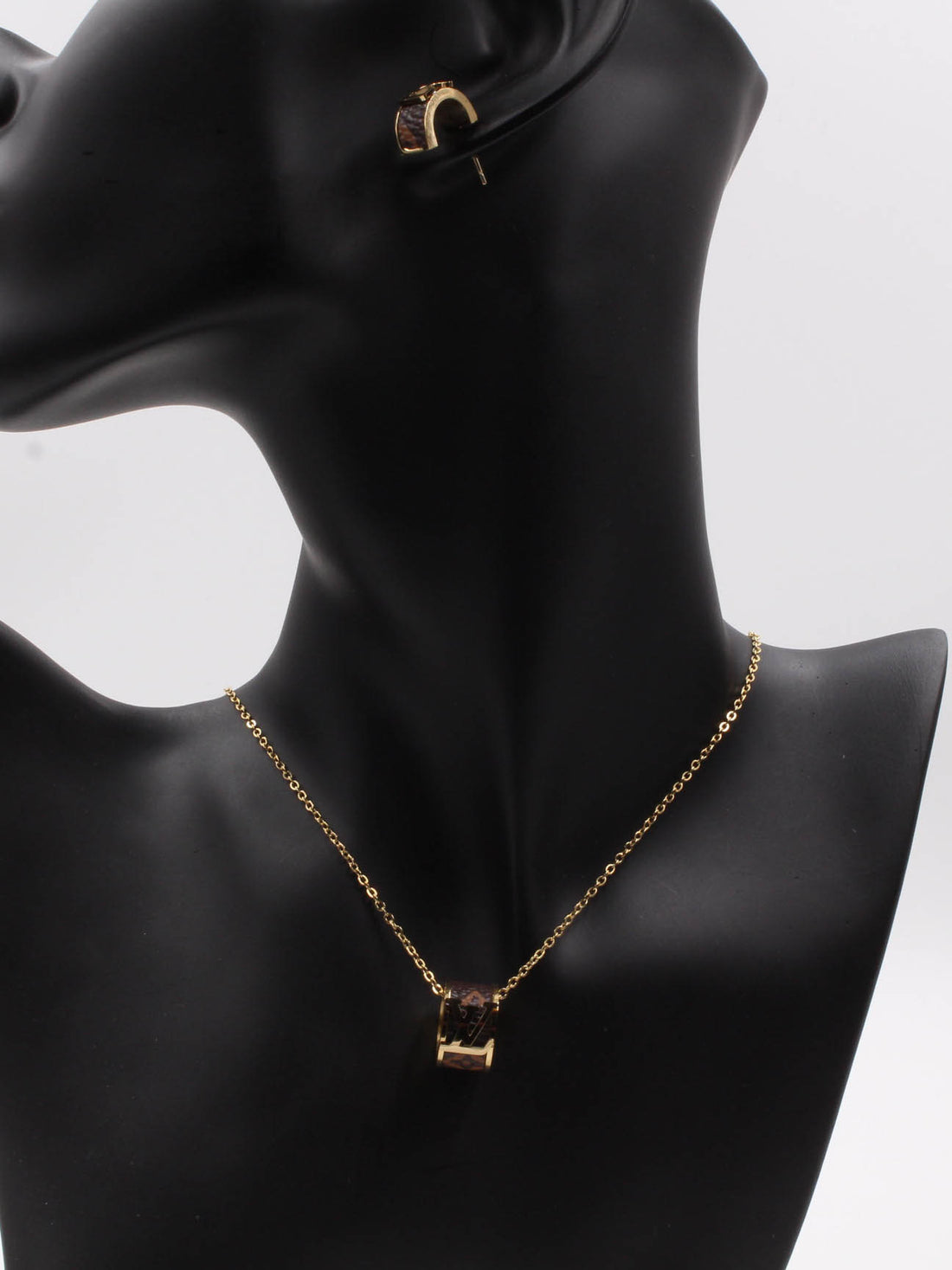 طقم لويس فيتون بني اطقم louis vuitton ذهبي