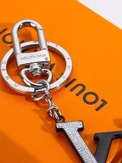 ميدالية لويس فيتون بلاك اند سلفر ميدالية louis vuitton