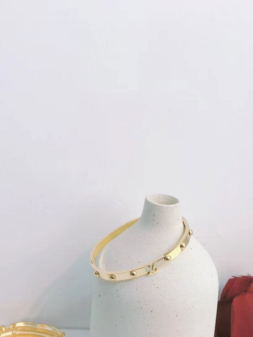 اساور لويس فيتون بانقل قولد لوقو اسواره louis vuitton