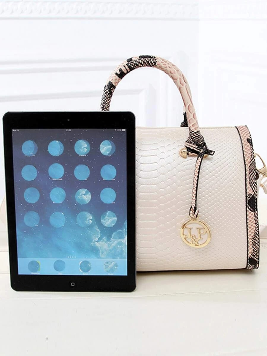 شنطة يد مزخرفة بجلد ثعبان شنط وحقائب شنط