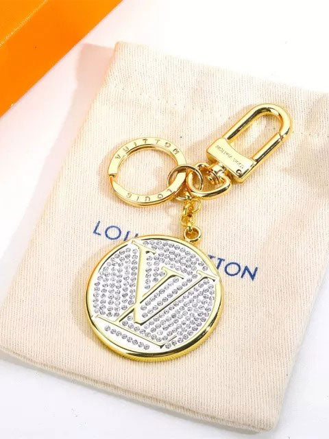 ميدالية ال في كريستال ميدالية louis vuitton ذهبي