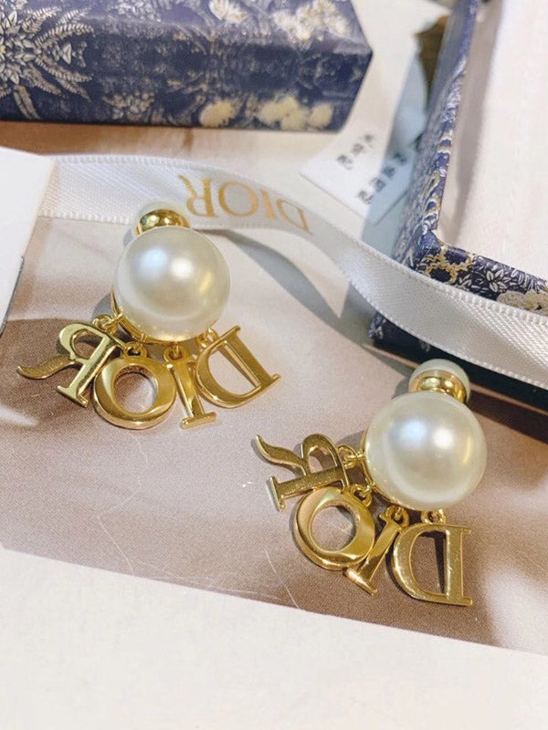 حلق ديور لولو ذهبي بالشعار حلق dior