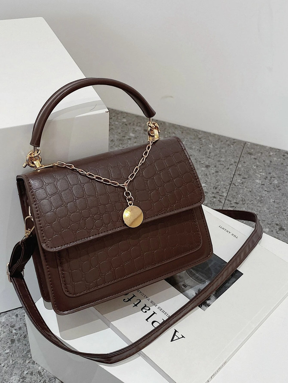 حقيبة مربعة نقش بلون بني شنط وحقائب شنط