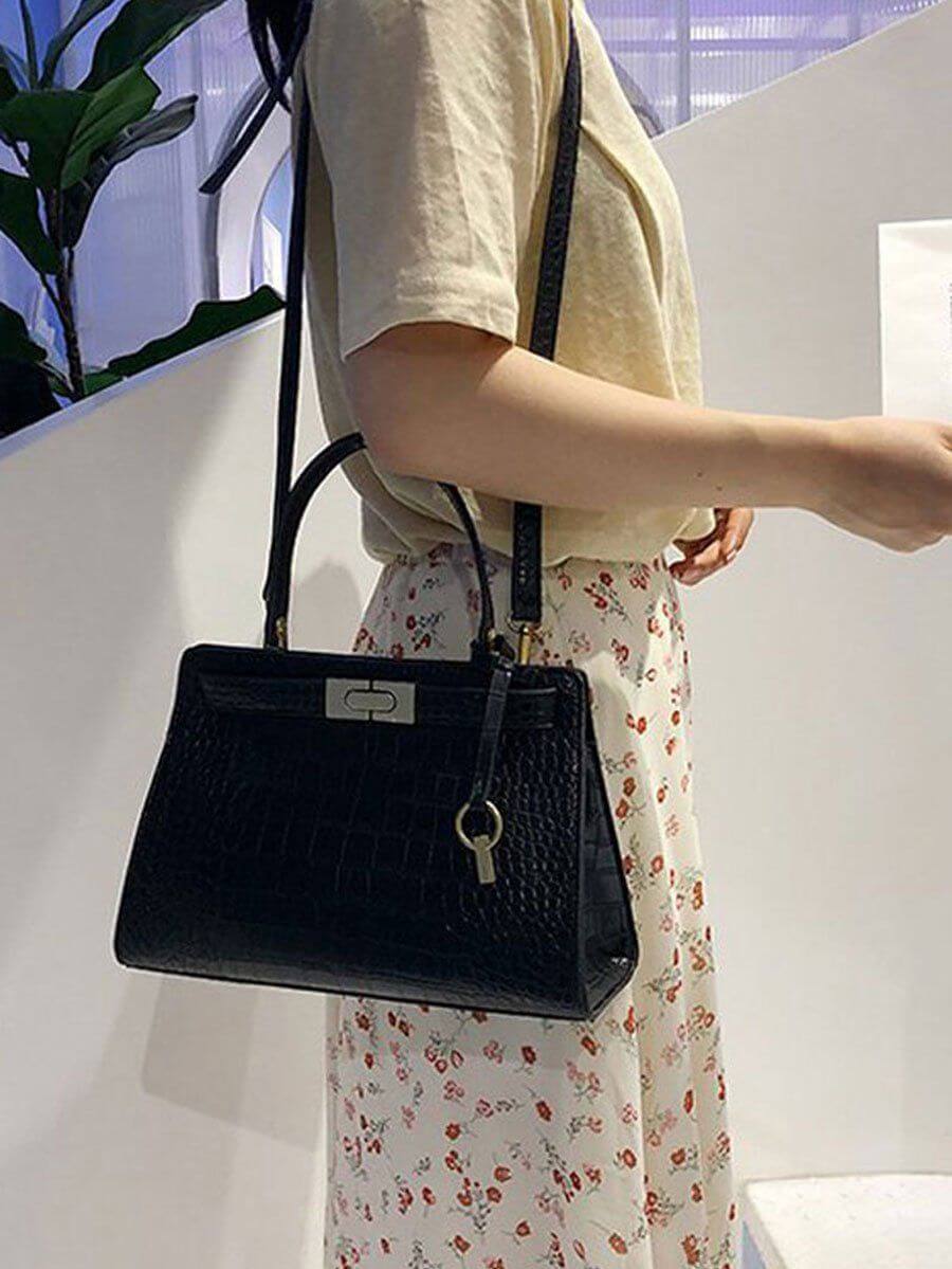 حقيبة جلديه انيقة متوسطة الحجم شنط وحقائب شنط