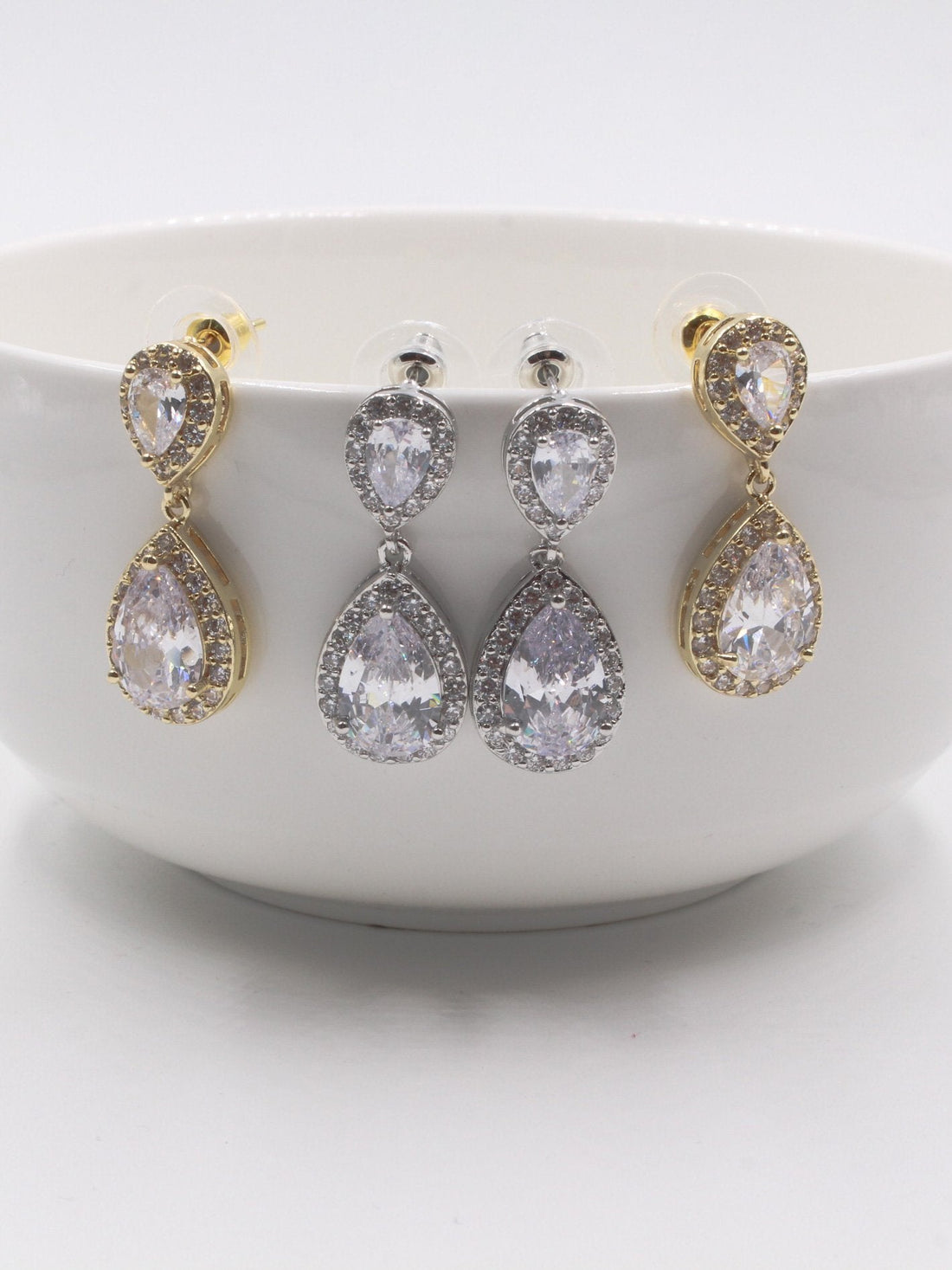 حلق زركون دمعة حلق متوفر 2 لون