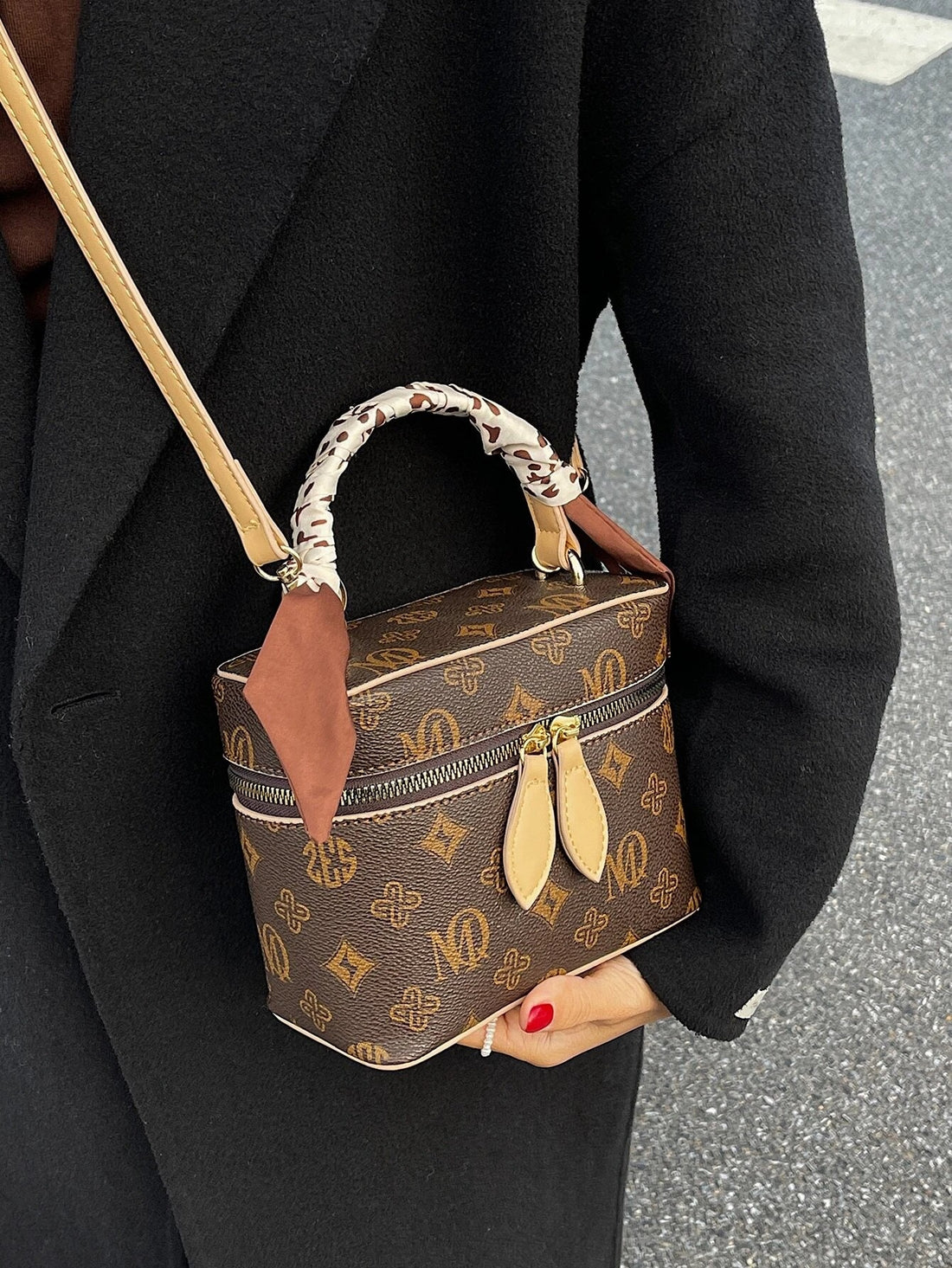 حقيبة بنية صغيره بشعارات شنط وحقائب شنط