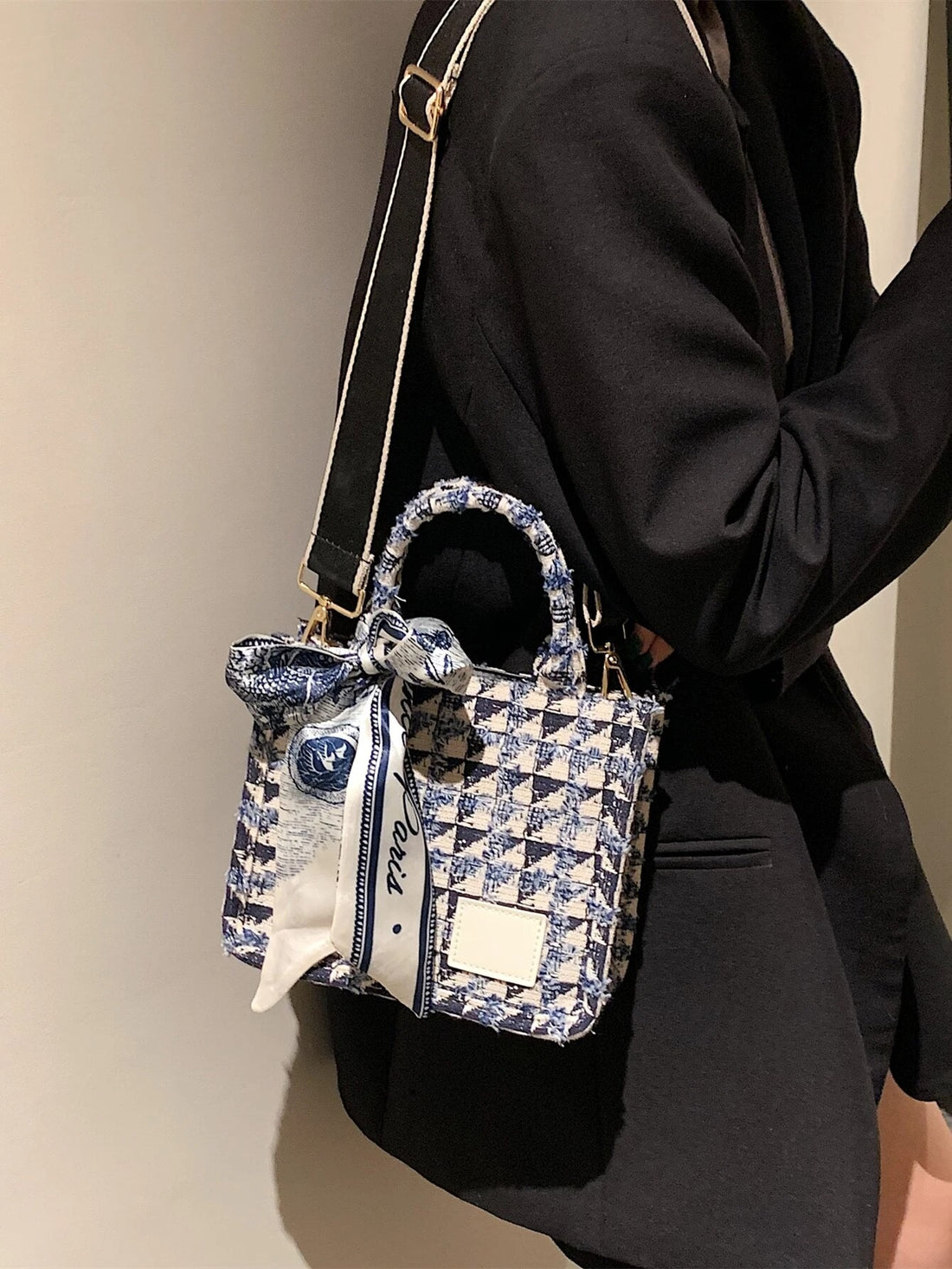 حقيبة مربعة مع وشاح تصميم هندسي صغيره شنط وحقائب شنط