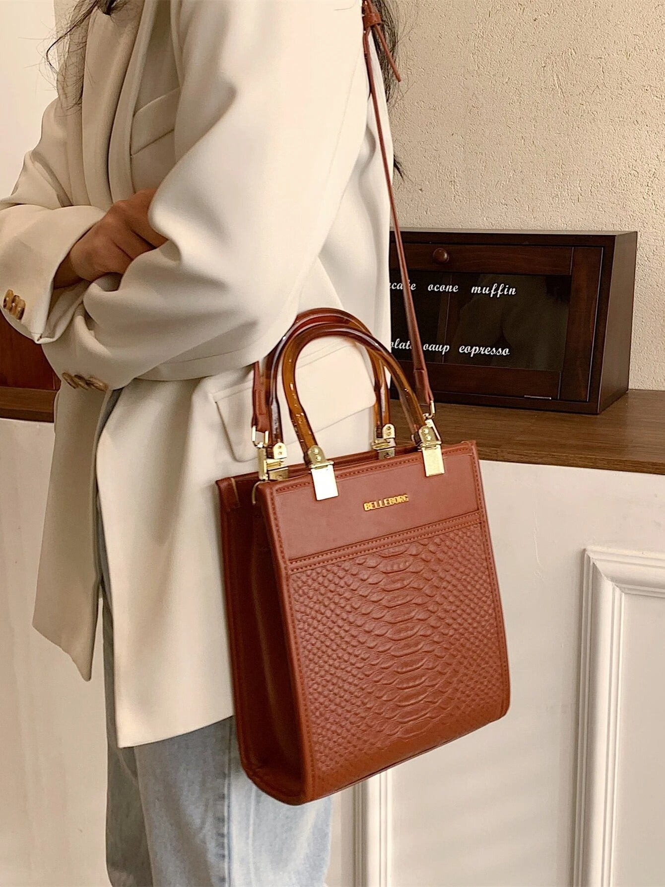 حقيبة مربعة كبيرة كوفي شنط وحقائب شنط