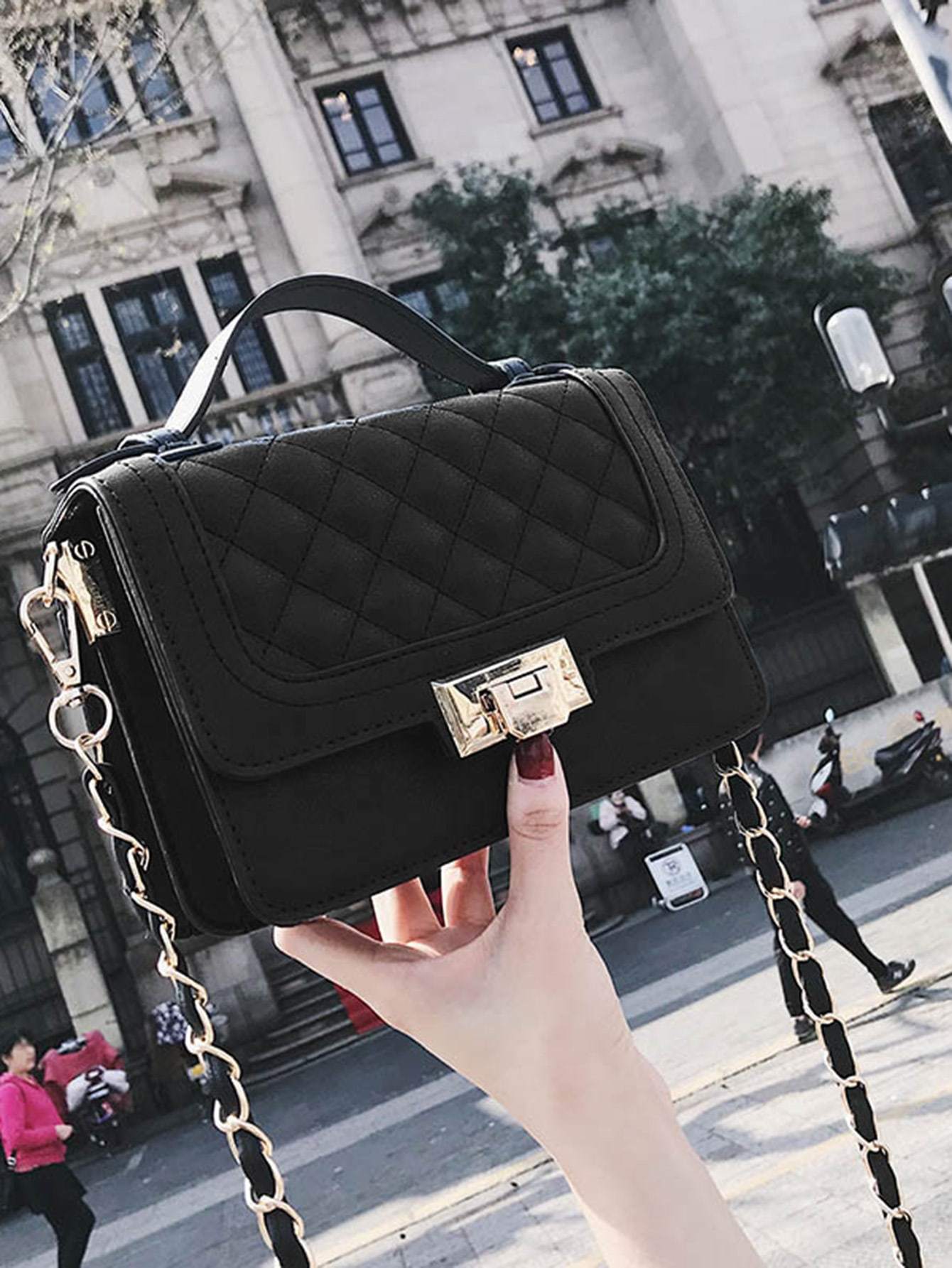 شنطة سوداء انيقة بقفل ذهبي شنط وحقائب شنط