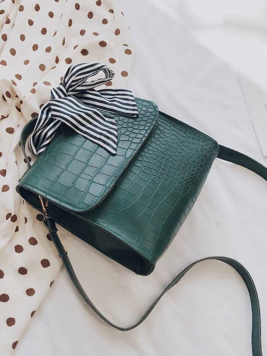 حقيبه سوداء بشريطه انيقه شنط وحقائب شنط