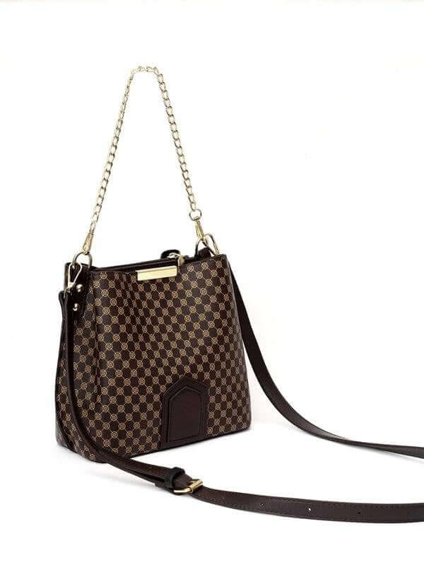 حقيبة بنية بشعار شنط وحقائب شنط