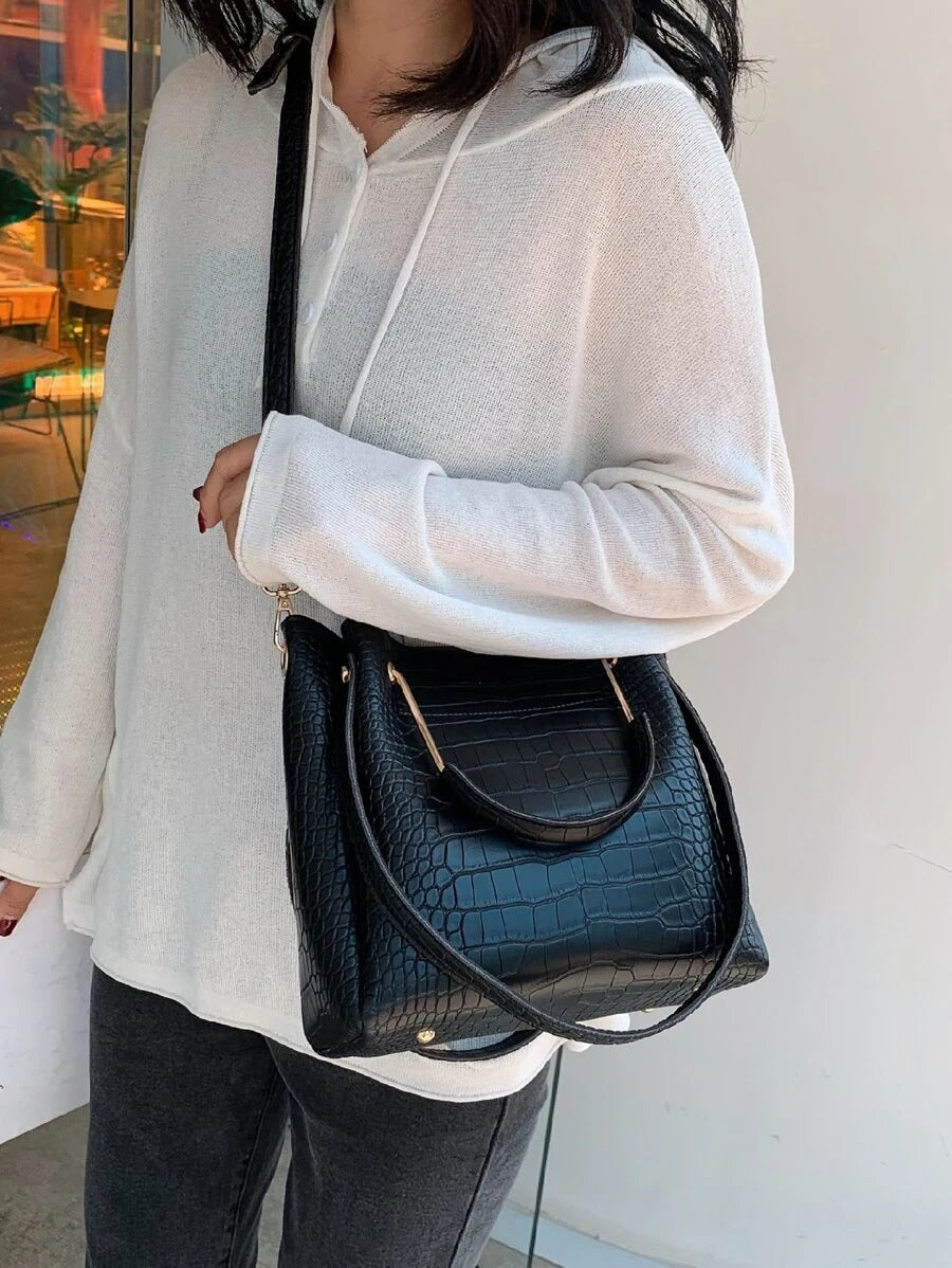 شنطة كبيرة مربعه بقطع معدنيه شنط وحقائب شنط