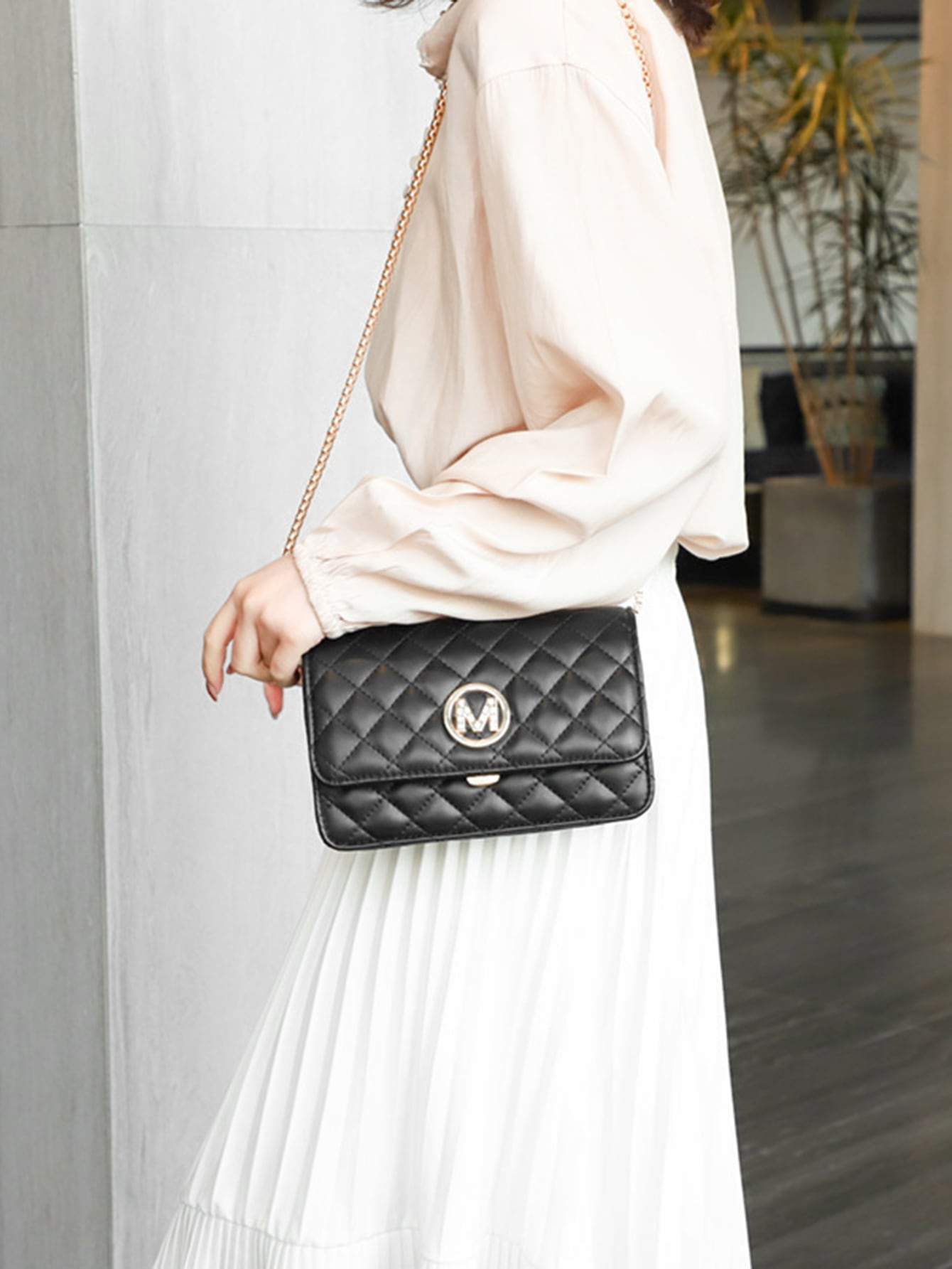 شنطة M شنط وحقائب شنط