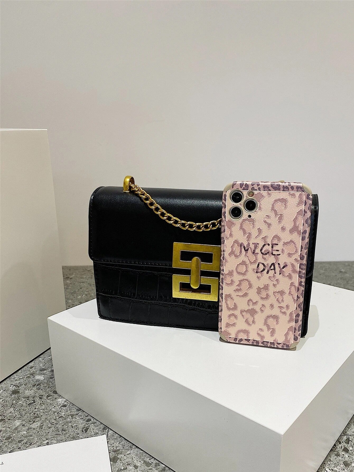 حقيبة مربع بقفل معدني ذهبي شنط وحقائب شنط