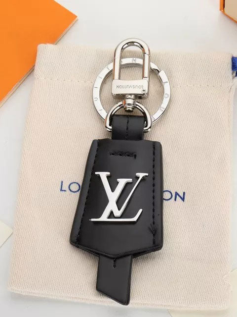 ميدالية لويس فيتون بلاك لذر ميدالية louis vuitton