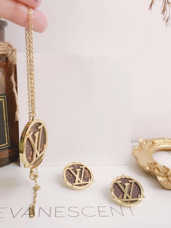 طقم لويس فيتون ذهبي بالشعار اطقم louis vuitton