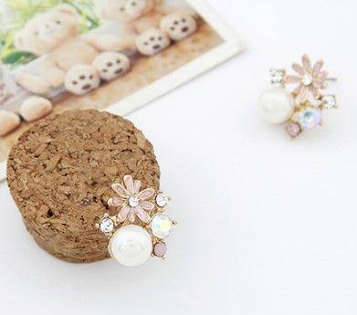 حلق من الورود واللولو حلق متوفر 2 لون