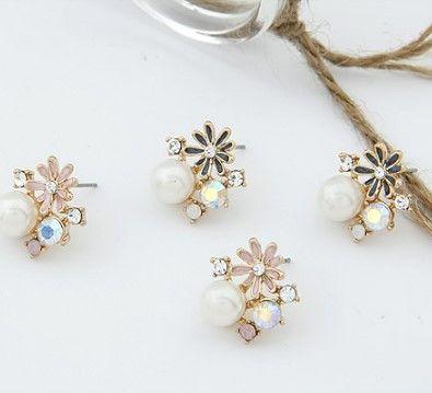 حلق من الورود واللولو حلق متوفر 2 لون