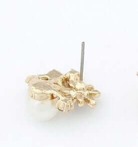 حلق من الورود واللولو حلق متوفر 2 لون