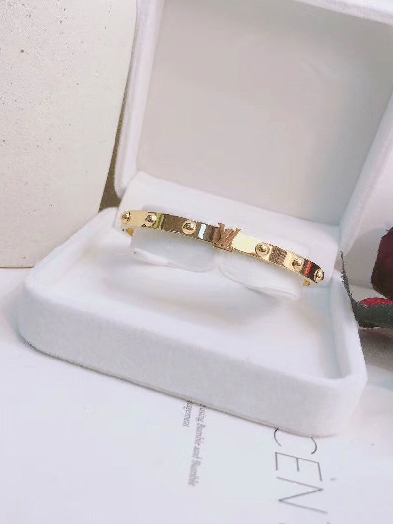 اساور لويس فيتون بانقل قولد لوقو اسواره louis vuitton