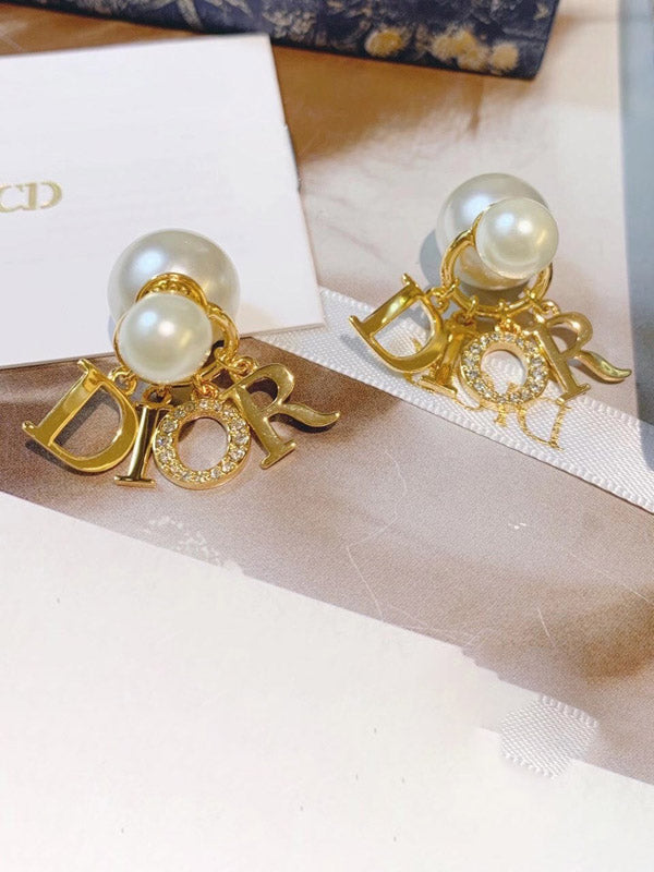 حلق ديور لولو ذهبي بالشعار حلق dior