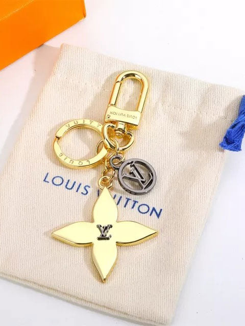 ميدالية ال في بلاك لوقو اند قولد ميدالية louis vuitton