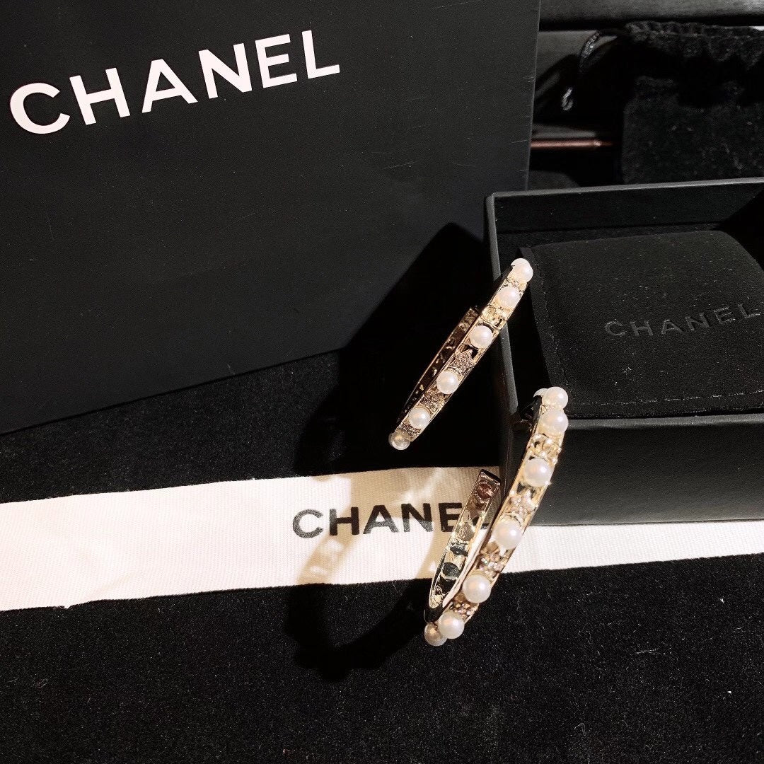 حلق شانيل كبير مدور لوقو بيرل حلق chanel ذهبي