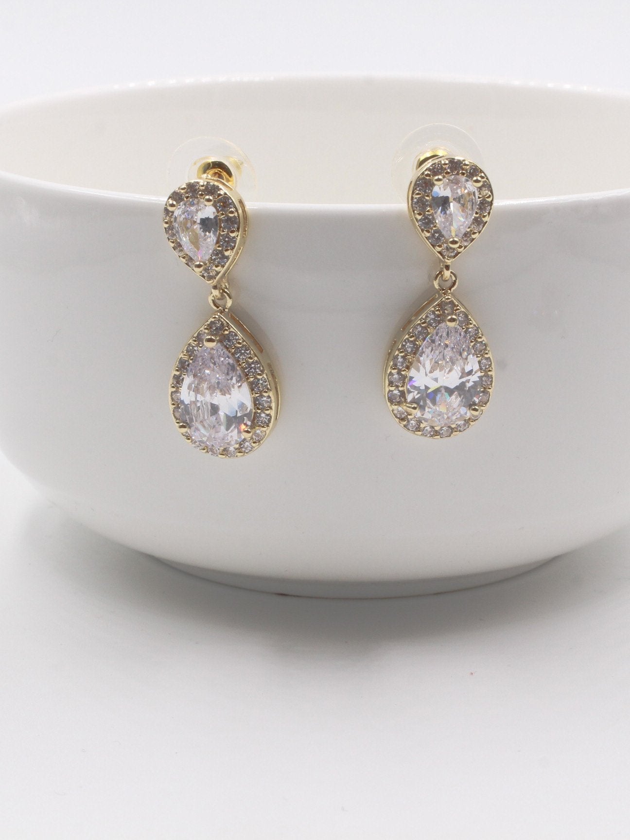 حلق زركون دمعة حلق متوفر 2 لون ذهبي