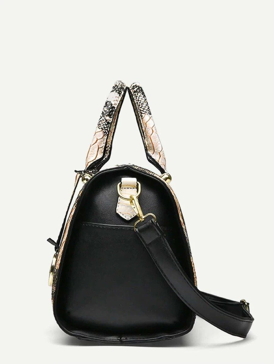 شنطة يد مزخرفة بجلد ثعبان شنط وحقائب شنط