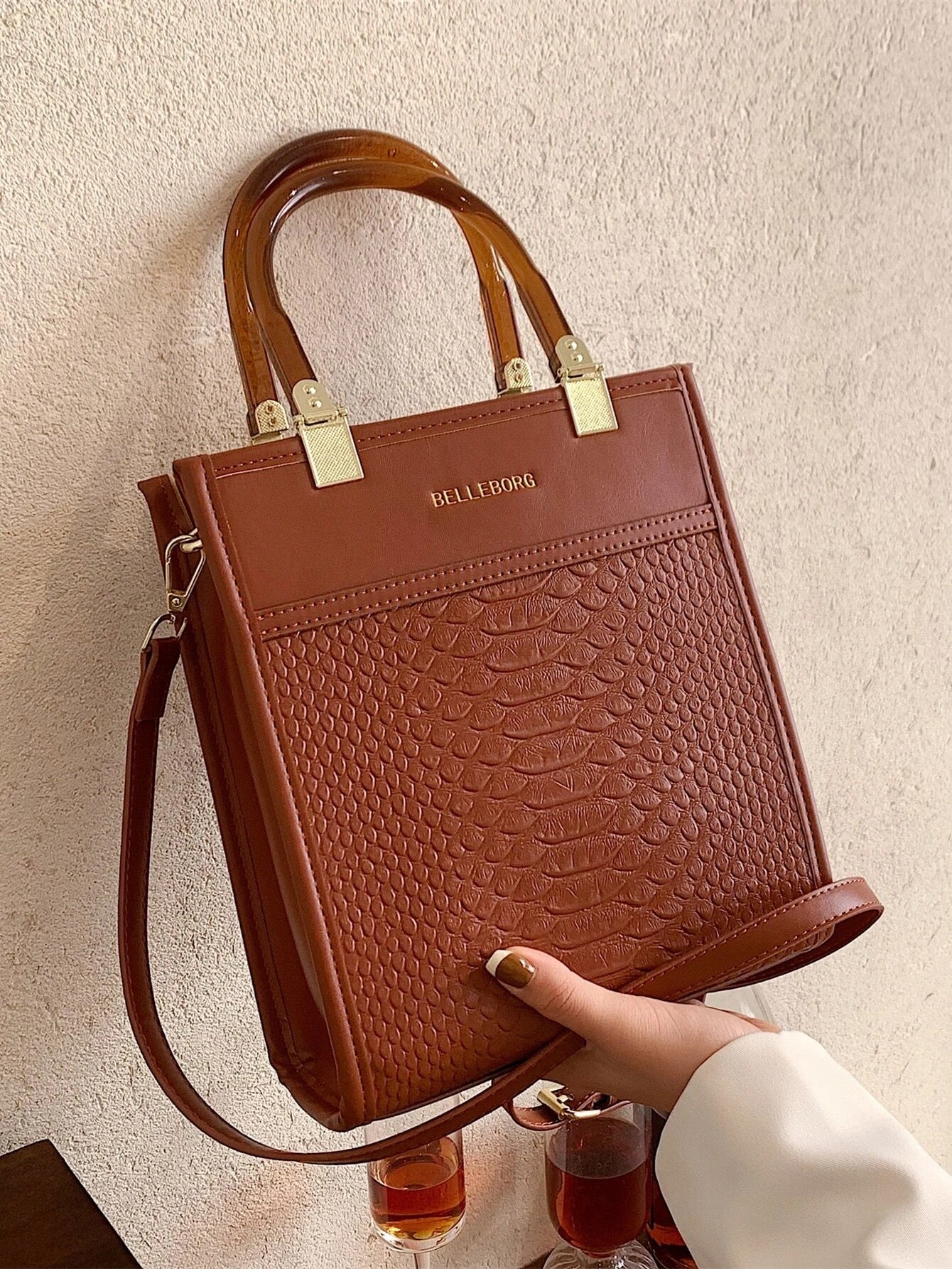 حقيبة مربعة كبيرة كوفي شنط وحقائب شنط