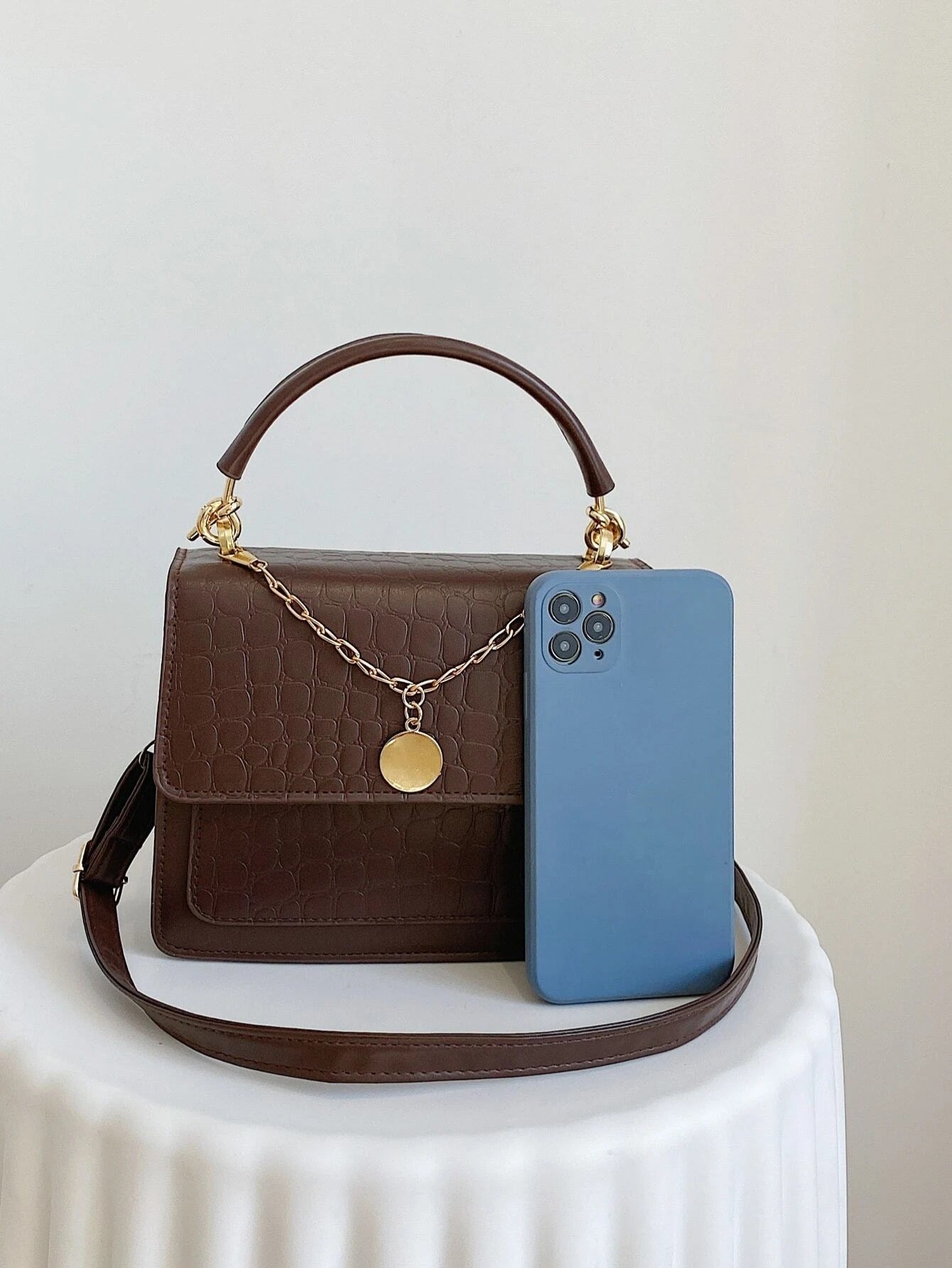 حقيبة مربعة نقش بلون بني شنط وحقائب شنط