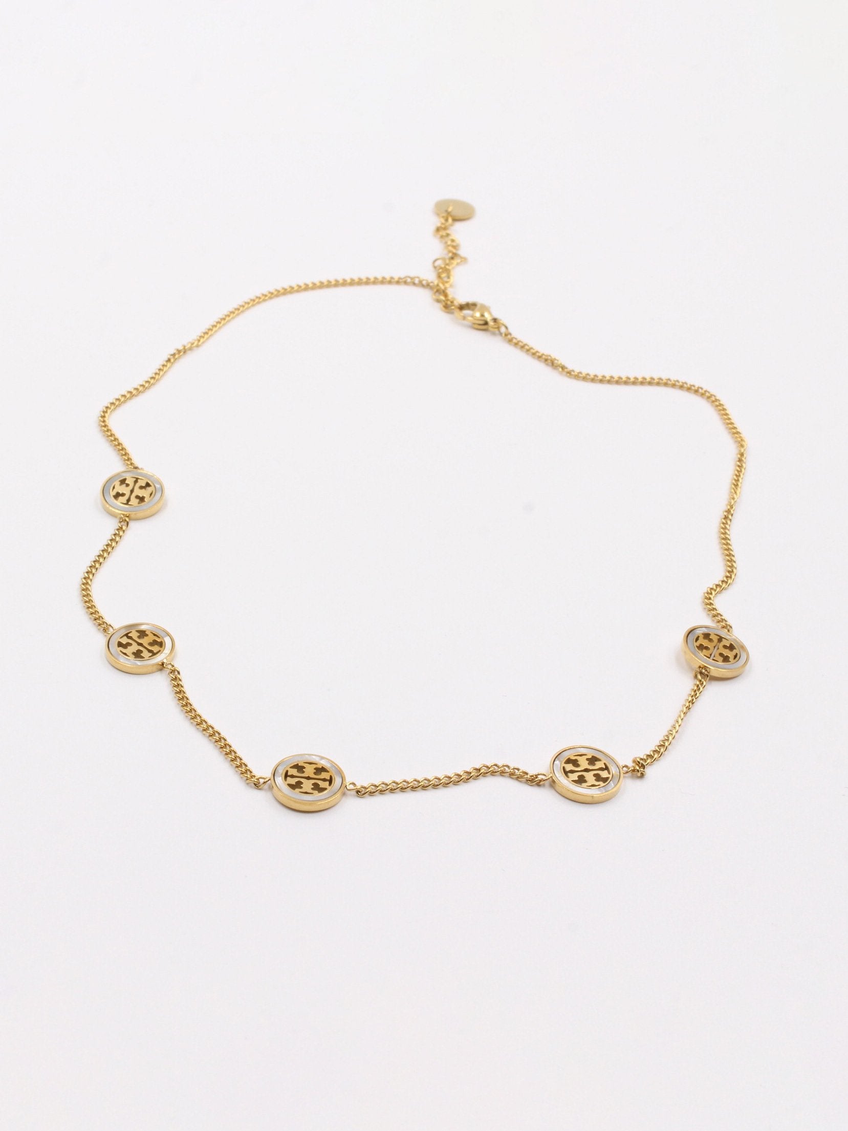 سلسال توري بورش ملون صدفي سلسال tory burch ابيض